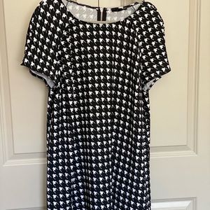 Knee length black and white print dress!  Great condition!!!